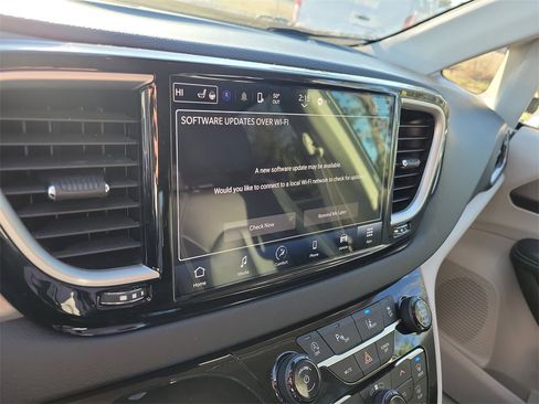 Used 2023 Chrysler Pacifica Touring-L image 21