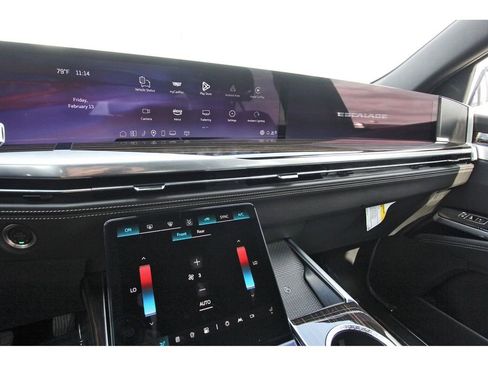 Certified 2025 Cadillac Escalade ESV Luxury image 22