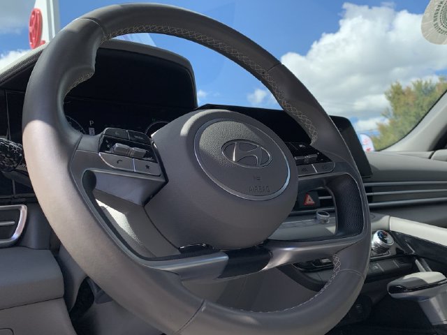 Used 2025 Hyundai Elantra SEL FWD image 19
