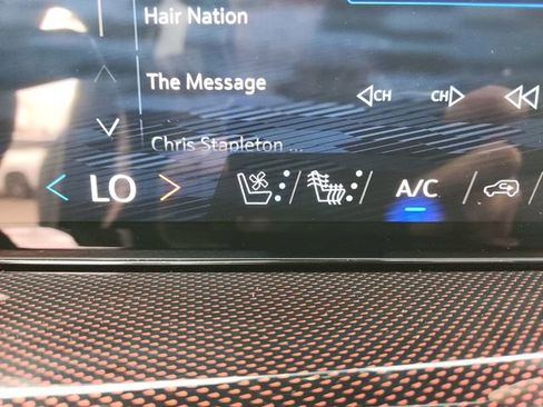 Used 2024 Chevrolet Traverse RS image 27