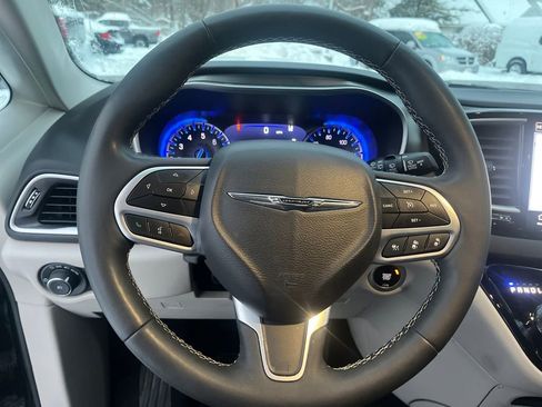 Used 2024 Chrysler Pacifica Touring-L image 17