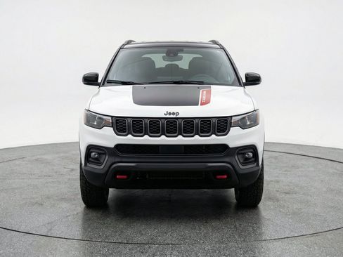 Used 2025 Jeep Compass Trailhawk AWD/4WD image 2