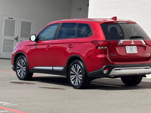 Used 2019 Mitsubishi Outlander SE FWD image 3