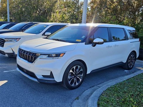 Used 2022 Kia Carnival EX image 2