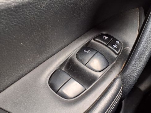 Used 2016 Nissan Rogue SV image 14