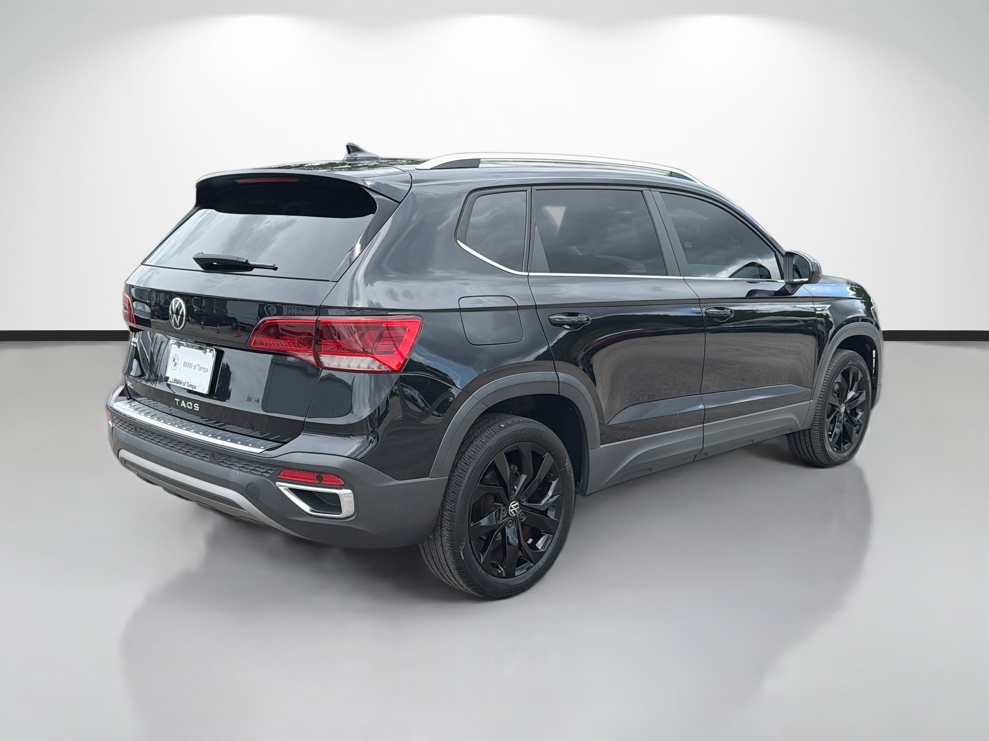 Used 2022 Volkswagen Taos SEL w/ Panoramic Sunroof Package FWD image 3