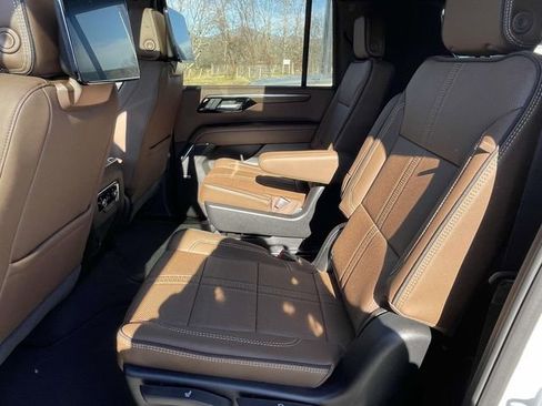 New 2026 Chevrolet Suburban High Country image 12