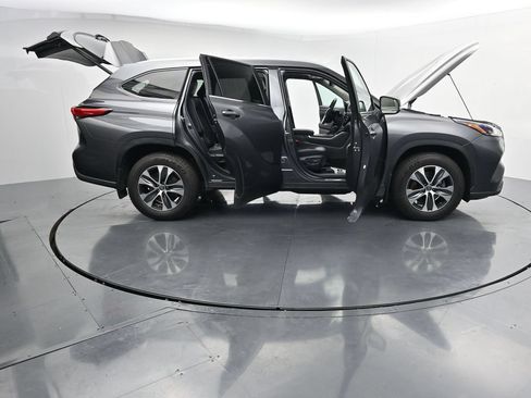 Used 2023 Toyota Highlander XLE AWD/4WD image 43