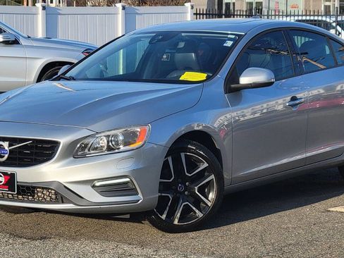 Used 2017 Volvo S60 T5 Dynamic image 2