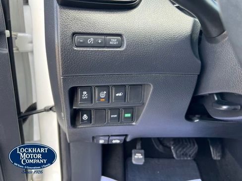 Used 2017 Nissan Rogue SV w/ SV Premium Package FWD image 42