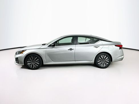 Used 2025 Nissan Altima 2.5 SV FWD image 4