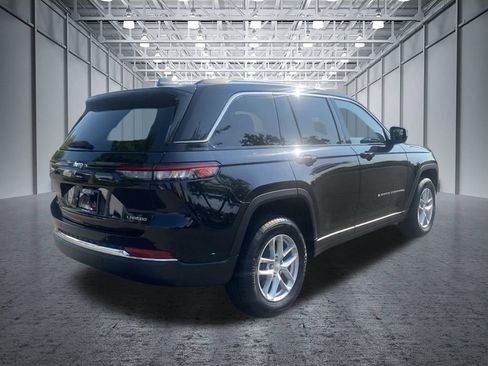 Used 2023 Jeep Grand Cherokee Laredo w/ Luxury Tech Group I AWD/4WD image 6