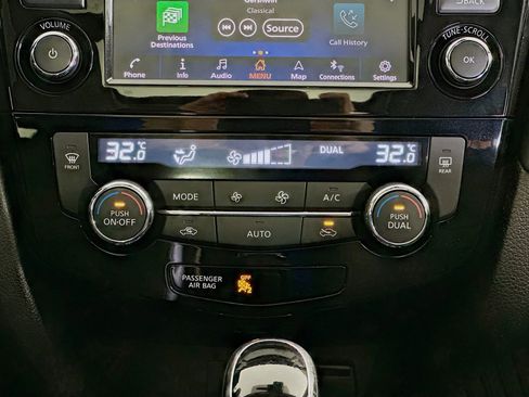 Used 2019 Nissan Rogue SL AWD/4WD image 16