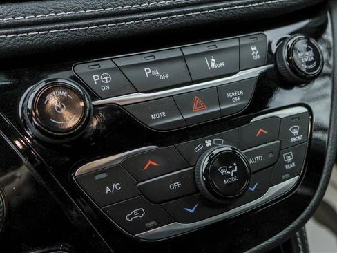 Used 2024 Chrysler Pacifica Premium image 20