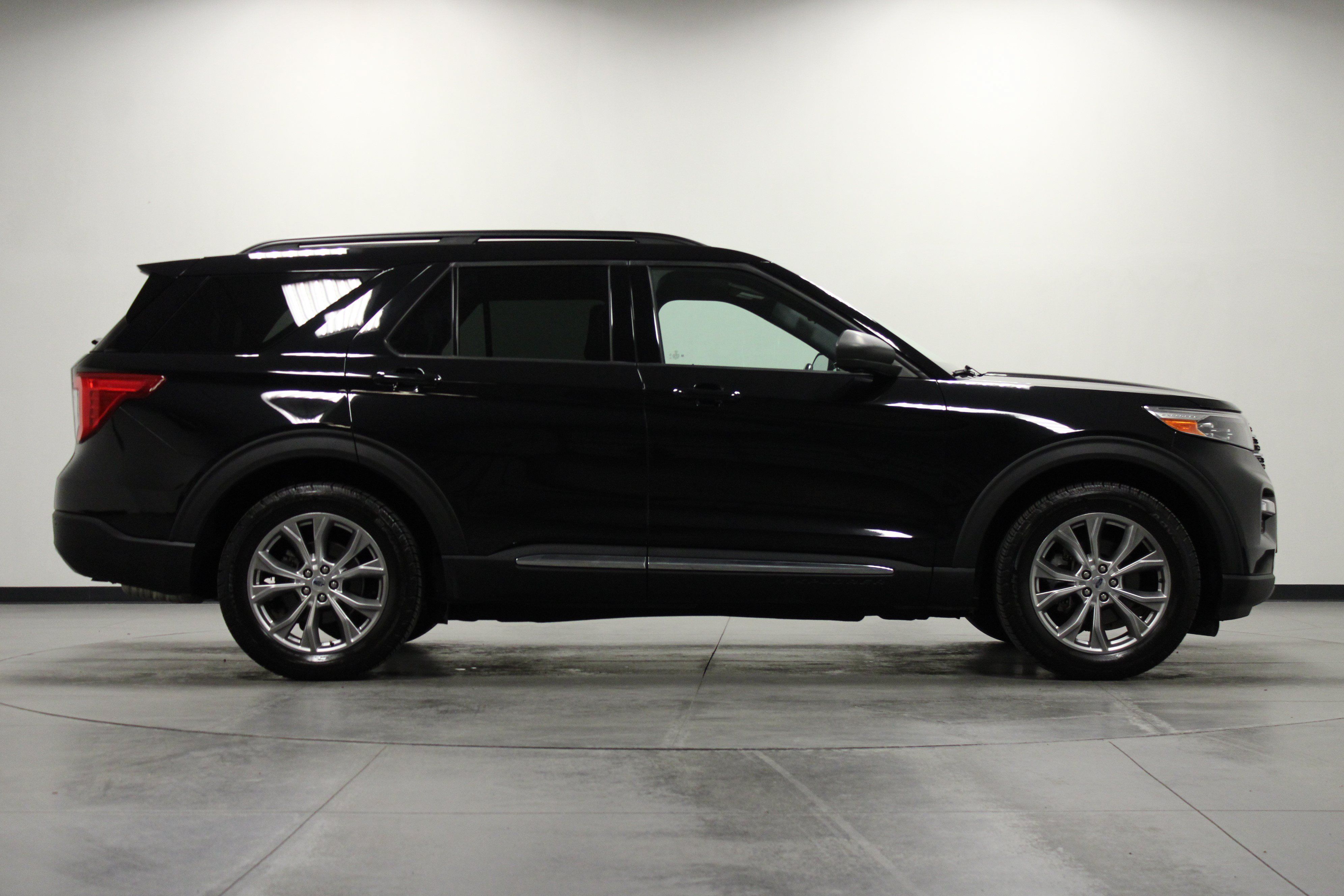 Used 2020 Ford Explorer XLT w/ Equipment Group 202A AWD/4WD image 3