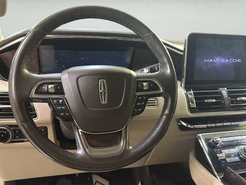 Used 2019 Lincoln Navigator L Select RWD image 12
