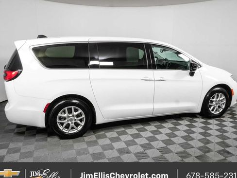Used 2024 Chrysler Pacifica Touring-L FWD image 2