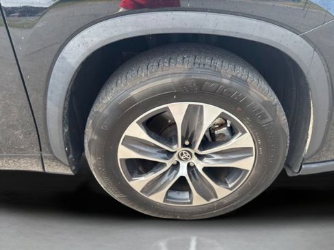 Used 2024 Toyota Highlander XLE FWD image 33