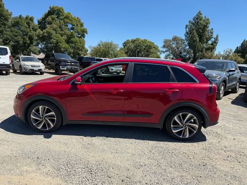 Used 2017 Kia Niro Touring FWD image 2