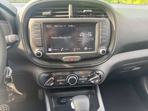 Used 2025 Kia Soul LX w/ LX Technology Package FWD image 17