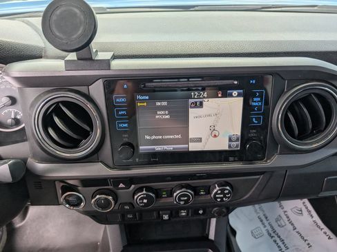 Used 2019 Toyota Tacoma TRD Off-Road AWD/4WD image 14