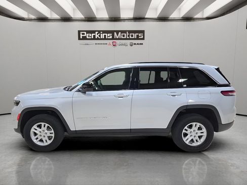 Certified 2024 Jeep Grand Cherokee Laredo AWD/4WD image 2