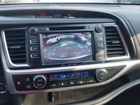 Used 2019 Toyota Highlander SE AWD/4WD image 9