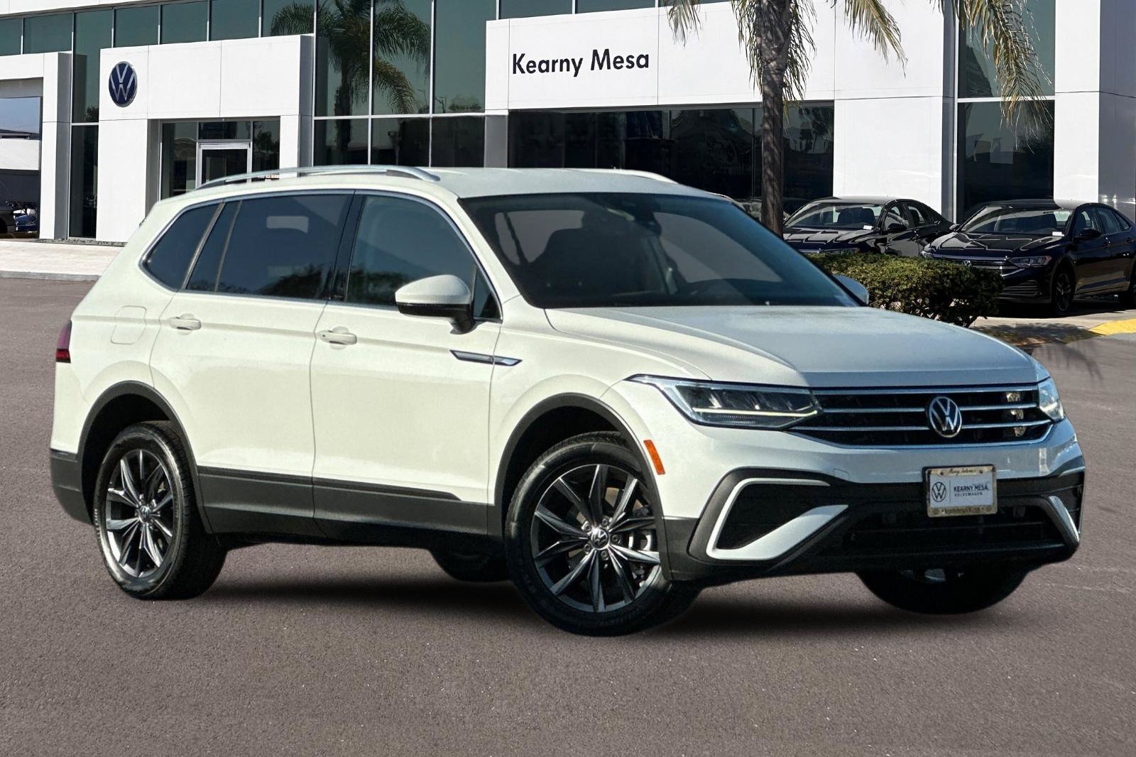 Used 2023 Volkswagen Tiguan SE FWD image 2