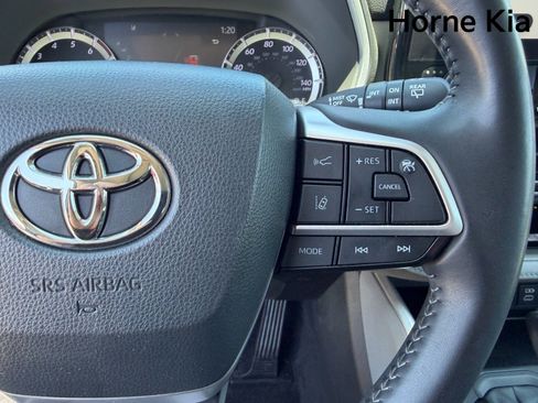 Used 2023 Toyota Highlander XLE FWD image 34