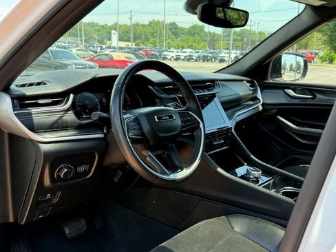 Used 2023 Jeep Grand Cherokee Altitude AWD/4WD image 9