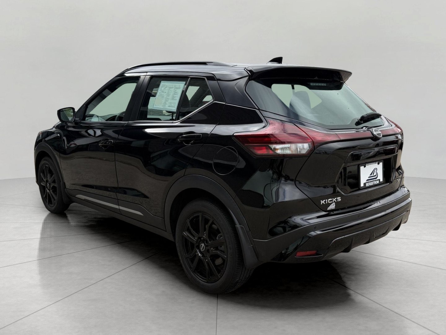 Used 2023 Nissan Kicks SR w/ SR Premium Package FWD image 10