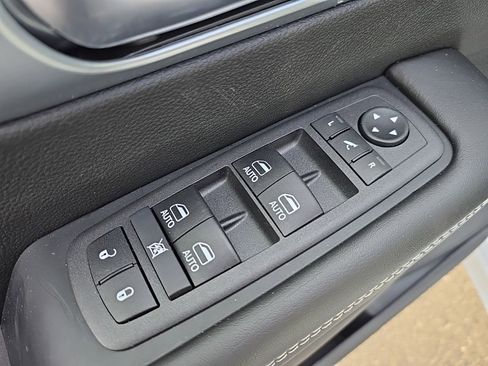 New 2026 Chrysler Pacifica Limited w/ S Appearance Package image 9