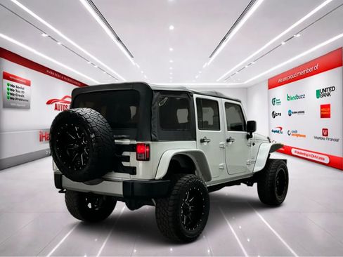 Used 2017 Jeep Wrangler Unlimited Sahara w/ Connectivity Group AWD/4WD image 8