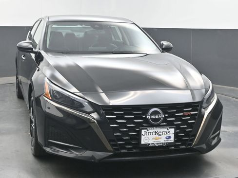 Used 2024 Nissan Altima 2.5 SR FWD image 2