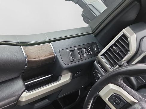 Used 2022 Ford F250 Lariat w/ Lariat Value Package AWD/4WD image 11