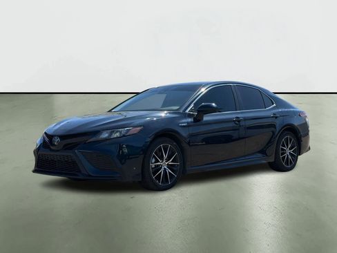 Used 2021 Toyota Camry SE image 2