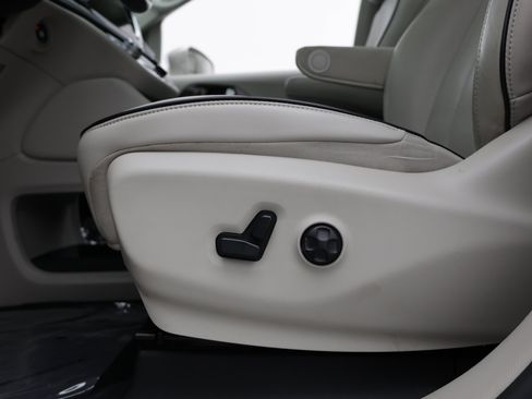 Used 2021 Chrysler Pacifica Limited w/ Uconnect Theater Family Group FWD image 19