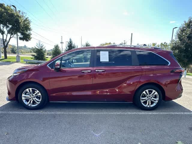 Used 2023 Toyota Sienna Platinum AWD/4WD image 2