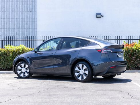 Used 2024 Tesla Model Y Long Range AWD/4WD image 10