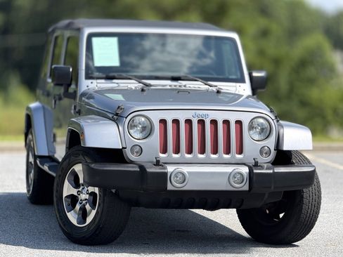 Used 2016 Jeep Wrangler Unlimited Sahara image 3