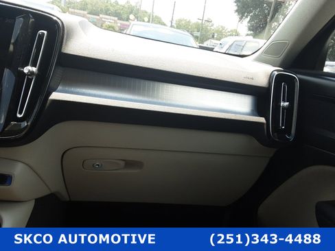 Used 2020 Volvo XC40 T5 Momentum image 24