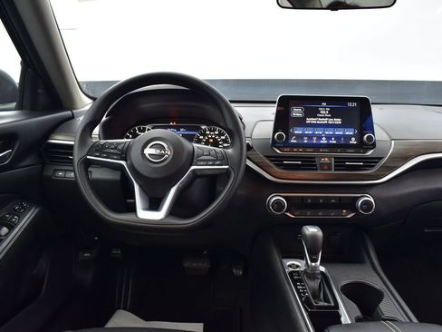 Used 2025 Nissan Altima 2.5 SV FWD image 9