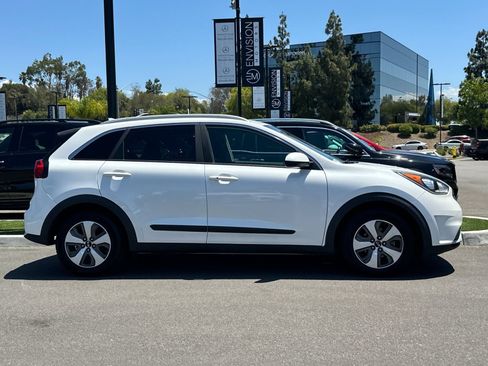 Used 2019 Kia Niro LX FWD image 2