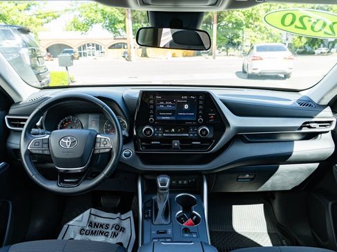 Used 2020 Toyota Highlander LE AWD/4WD image 10