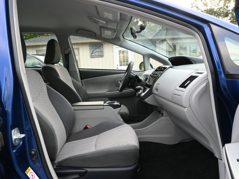 Used 2017 Toyota Prius V Three image 27