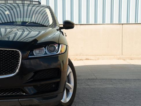 Used 2017 Jaguar F-PACE Premium image 2