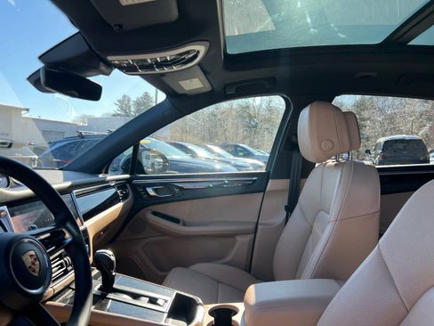 Used 2025 Porsche Macan image 12