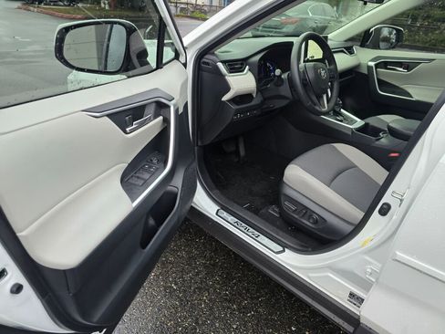 Used 2025 Toyota RAV4 XLE image 19