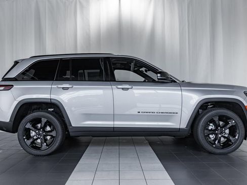 New 2025 Jeep Grand Cherokee Altitude image 3