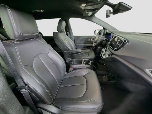 Used 2025 Chrysler Pacifica Select FWD image 29